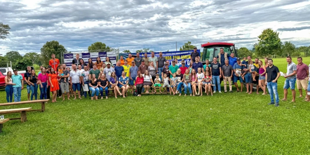 Deputado Cássio Gois celebra aniversário de Rondônia com entrega de trator a agricultores de Cacoal