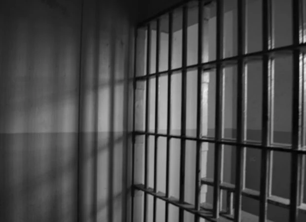 Mães de crianças menores de 12 anos poderão cumprir prisão domiciliar