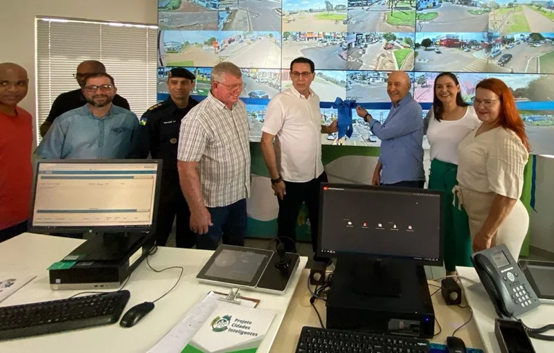 Prefeitura de Rolim de Moura entrega sala de videomonitoramento do Projeto Cidades Inteligentes com presença do senador Confúcio Moura