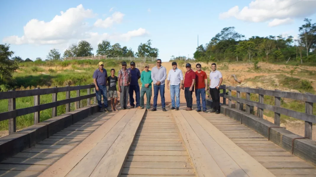 Ponte substitui pinguela e facilita vida de moradores em Nova Brasilândia