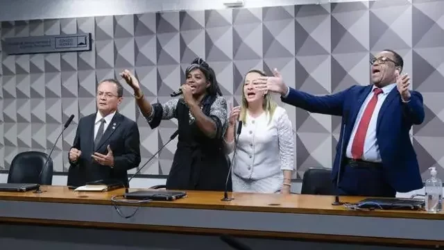 Parlamentares durante evento que instituiu a Frente Parlamentar Evangélica no Senado, em 15 de março de 2023