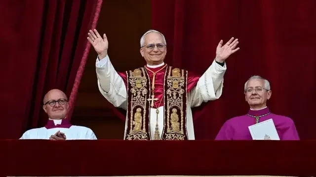 O papa Leão 14 acena do balcão da Basílica de São Pedro após ser eleito pelo conclave em maio de 2025