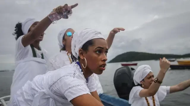 Fiéis do candomblé fazendo oferendas a Iemanjá na Baía da Guanabara, em São Gonçalo, no Rio de Janeiro, em fevereiro de 2019