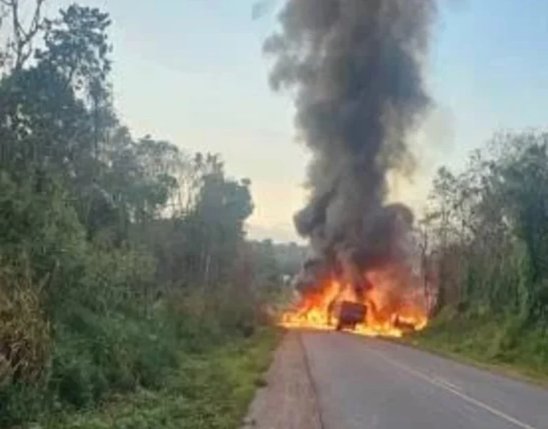 Batida frontal entre carretas, nas proximidades de Vilhena, deixa um carbonizado na pista e manda outro ao hospital