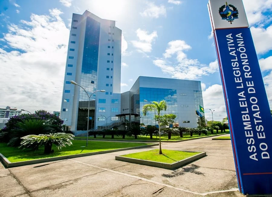 Coluna Ponto Crítico – Dias animados na Assembleia Legislativa: de amante de deputado grávida até denúncias por ex-presidente de ameaça, perseguição e vazamento de informações – Por Felipe Corona