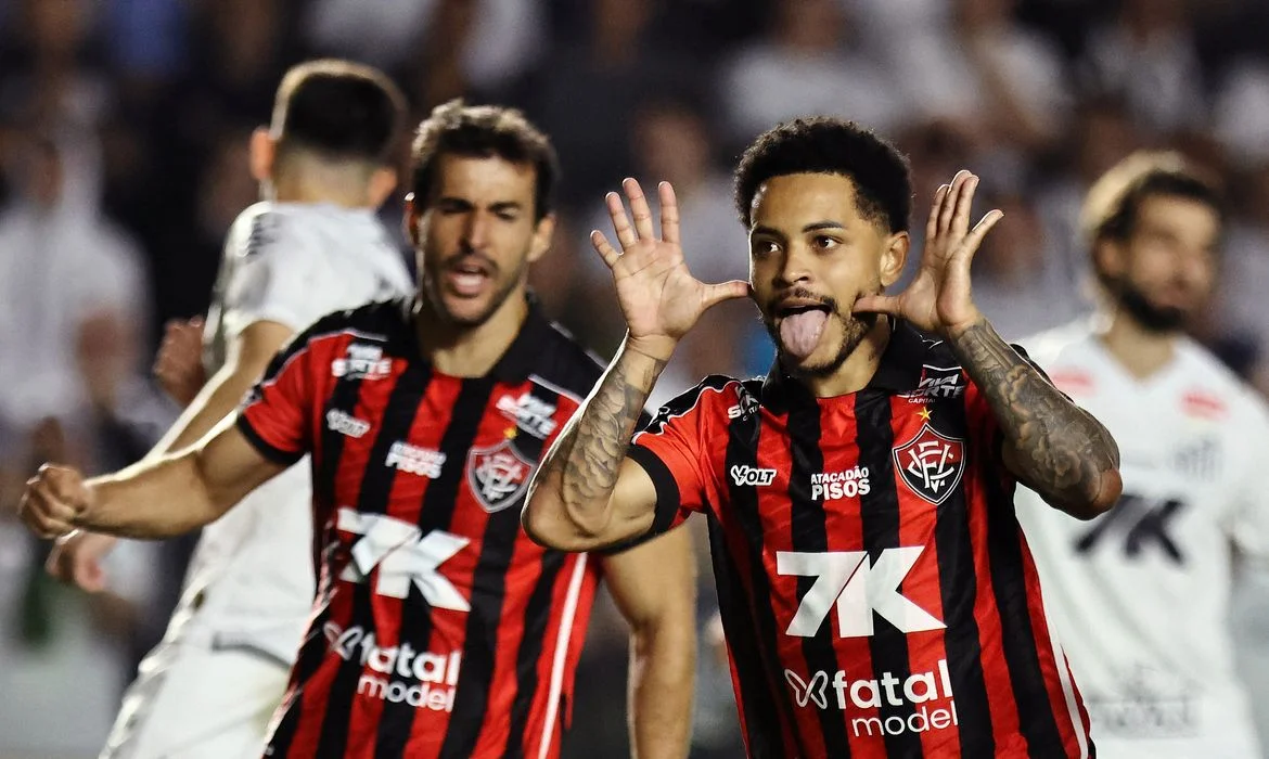 Soccer Football - Brasileiro Championship - Santos v Vitoria - Estadio Urbano Caldeira, Santos, Brazil - October 20, 2025 Vitoria's Matheus celebrates scoring their first goal Reuters/Thiago Bernardes/Proibida reprodução