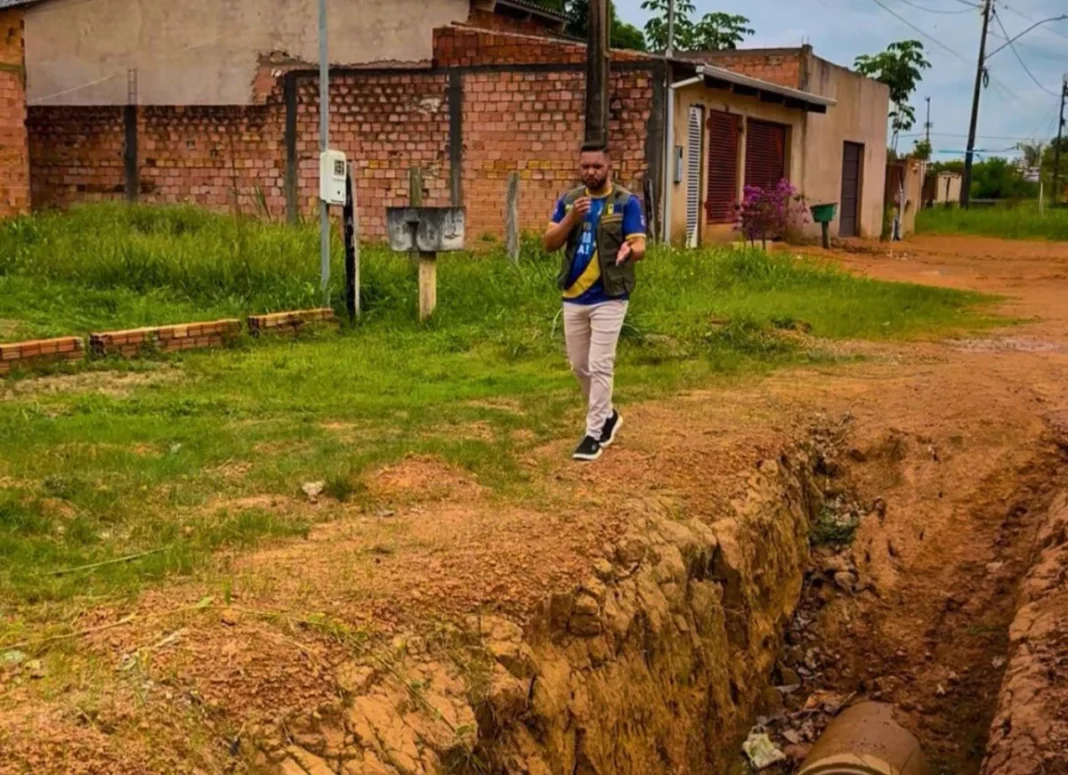 Vereador Fernando Silva cobra solução para buraco perigoso no bairro Parque Amazônia