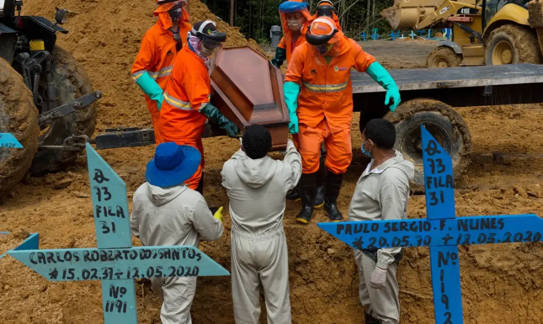 Manaus (AM) - Fotografia feita em 17/006/2020 - Especial 3 anos de pandemia, Impactos da pandemia. Funcionários do Cemitério Tarumã na cidade de Manaus, sepultam vitima do covid-19 . Foto: Alex Pazuello/Semcom/Prefeitura de Manaus