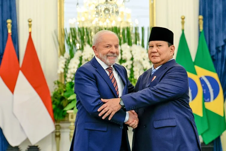 Jacarta, 23/10/2025 - Presidente da República, Luiz Inácio Lula da Silva, acompanhado do presidente de Jacarta, Prabowo Subianto, durante foto oficial no Palácio Merdeka. Foto: Ricardo Stuckert/PR