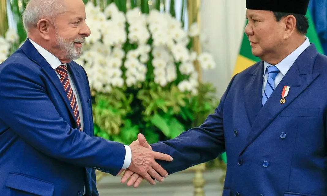 Jacarta, 23/10/2025 - Presidente da República, Luiz Inácio Lula da Silva, acompanhado do presidente de Jacarta, Prabowo Subianto, durante chegada no Palácio Merdeka. Foto: Ricardo Stuckert/PR