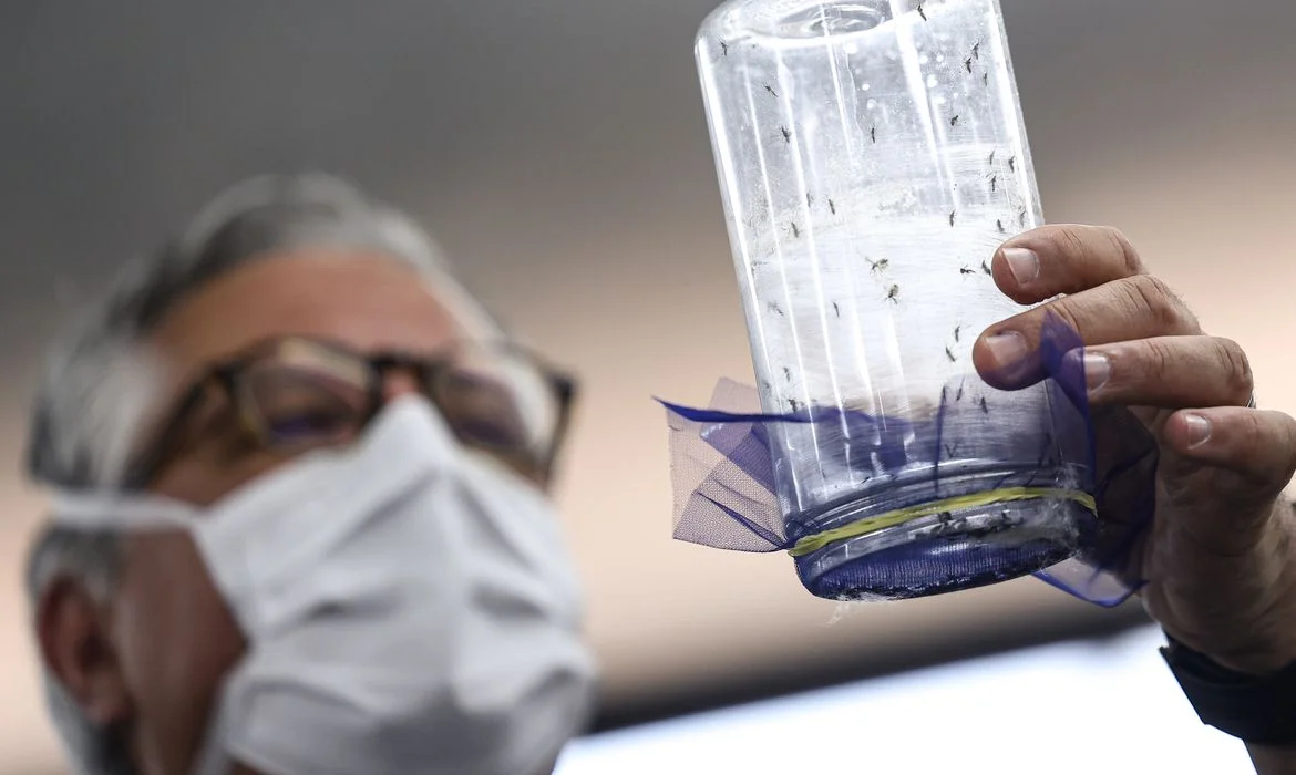 Brasília (DF), 09/09/2025 - O ministro da Saúde, Alexandre Padilha, participa da inauguração da biofábrica de Wolbachia de Brasília, no Núcleo de Controle Químico e Biológico (NCQB). Os mosquitos aedes aegypti são inoculados com a bactéria Wolbachia, o que os torna 