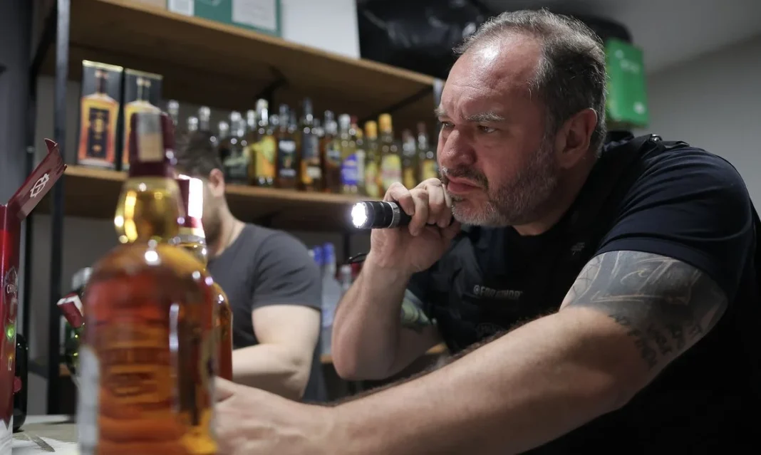 São Paulo- 05/10/2025- Governo de SP intensifica fiscalizações contra falsificação de bebidas e ultrapassa 7 mil garrafas apreendidas. Foto: Pablo Jacob/Governo de São Paulo