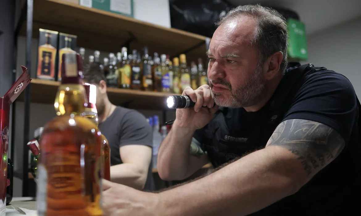 São Paulo- 05/10/2025- Governo de SP intensifica fiscalizações contra falsificação de bebidas e ultrapassa 7 mil garrafas apreendidas. Foto: Pablo Jacob/Governo de São Paulo