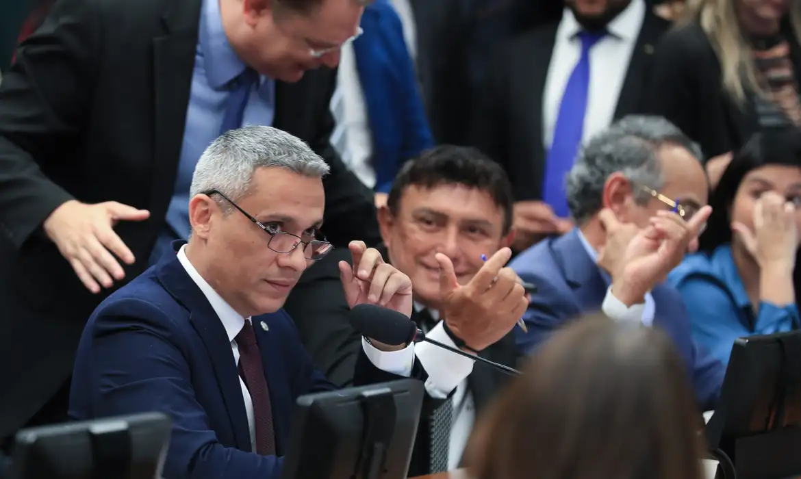 Brasília - 08/10/2025 -  Reunião da Comissão de Constituição e Justiça (CCJ) da Câmara votou e aprovou a proposta de sustação de andamento de ação penal (SAP 2/2025) contra o deputado federal Gustavo Gayer (PL-GO). .Foto: Lula Marques/Agência Brasil.