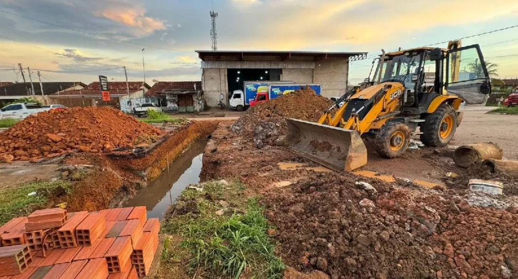 Vereador Márcio Pacele acompanha início de obra de drenagem na rua Delegado Mauro dos Santos
