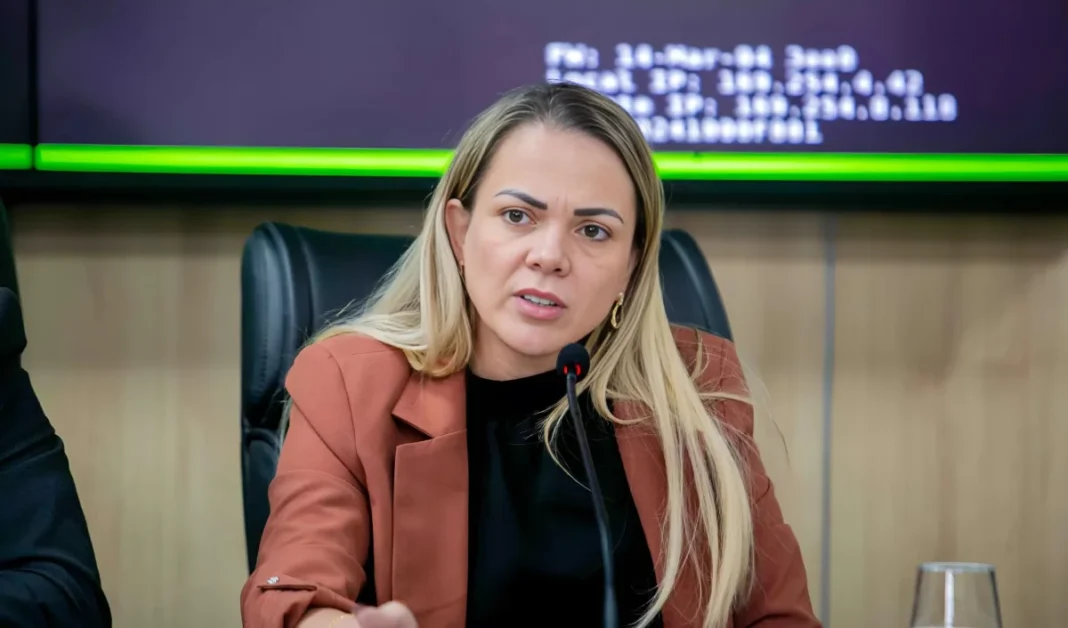 Cláudia de Jesus solicita revisão de reajuste da tarifa de água e esgoto em Rondônia