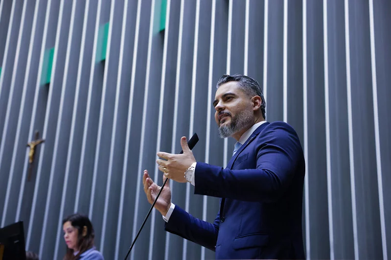 Thiago Flores vota a favor de projetos em homenagem ao Dia dos Professores