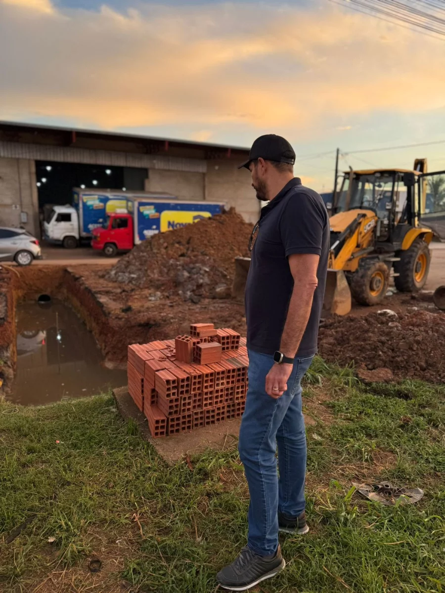 Vereador Márcio Pacele acompanha início de obra de drenagem na rua Delegado Mauro dos Santos