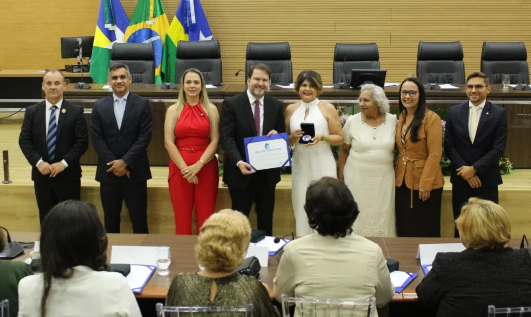 Deputado Alex Redano preside sessão de homenagens às ex-deputadas e inaugura Galeria Lilás em reconhecimento à trajetória feminina no Parlamento de Rondônia