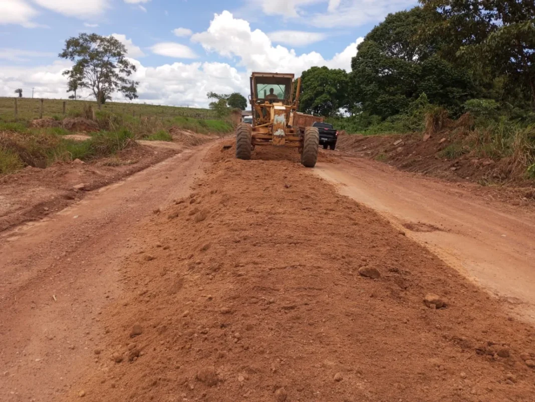 Manutenção da RO-490 melhora acesso ao Porto Rolim e impulsiona região da Zona da Mata