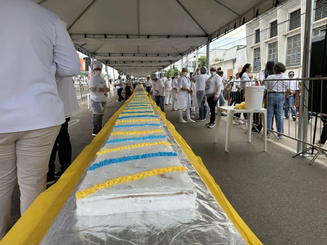 Distribuição do bolo dos 111 anos ocorreu de forma ordeira e satisfatória para a população de Porto Velho