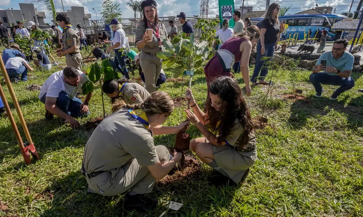 Campo Grande/ MS - 28.03.2026 - Diversos convidados plantam mudas, durante inauguração do Bosque da COP15, onde foram plantadas 250 mudas. Foto: Rafa Neddermeyer/ Agência Brasil